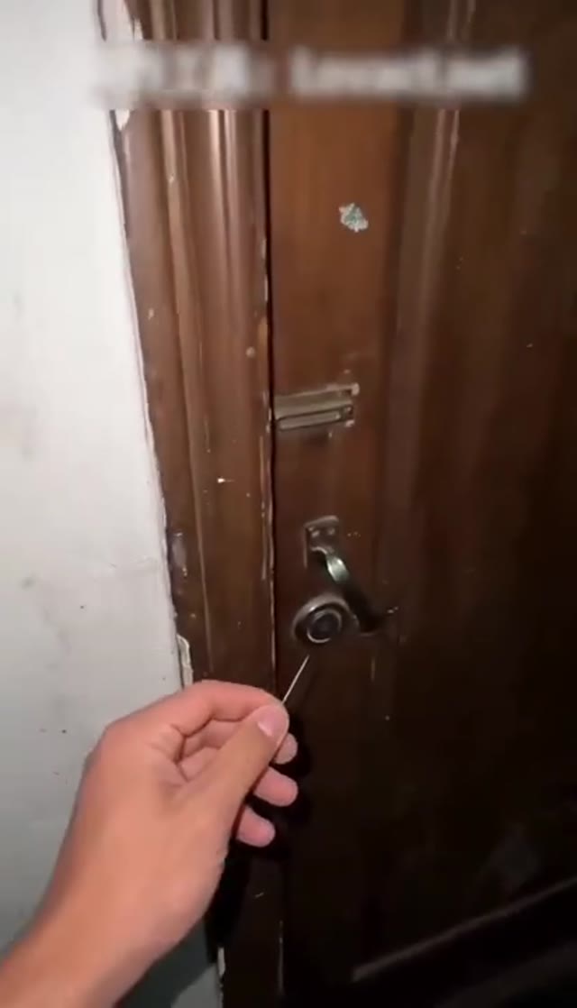 潜入女生宿舍海报